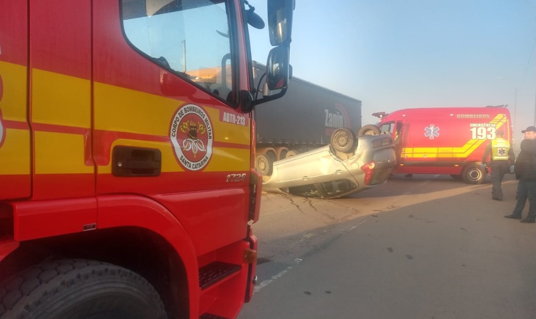 Caminhão com traseira excessivamente arqueada é flagrado na BR-116